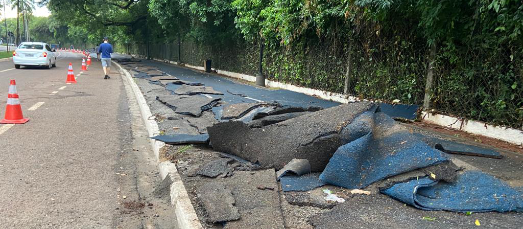 Trecho da pista emborrachada do Parque do Ingá arrancado por temporal continua apenas com camada de asfalto