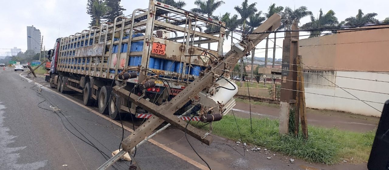 Acidente com caminhão derruba postes e complica trânsito na Av. Colombo
