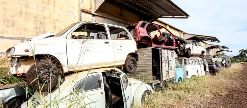 Carros abandonados nas ruas de Maringá viram ‘montanha’ de sucata