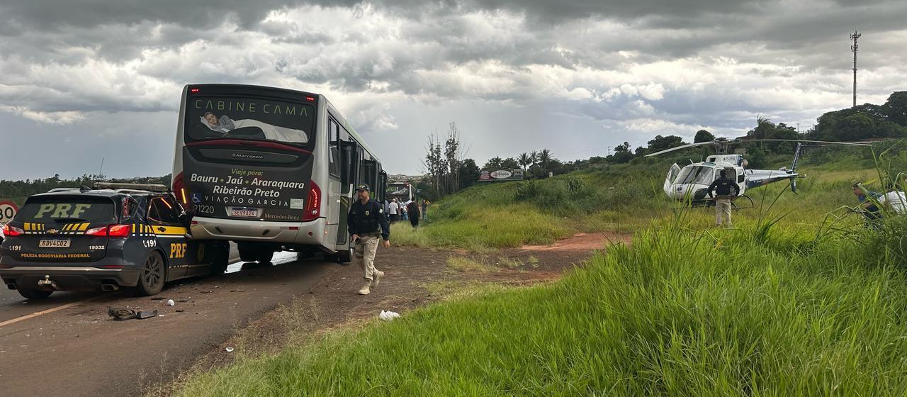 Viatura da PRF bate em ônibus na BR-376