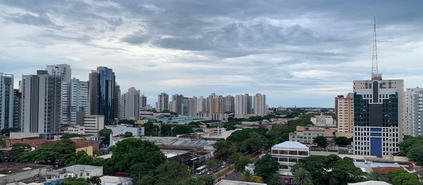 Semana começa com tempo abafado e previsão de chuva em Maringá