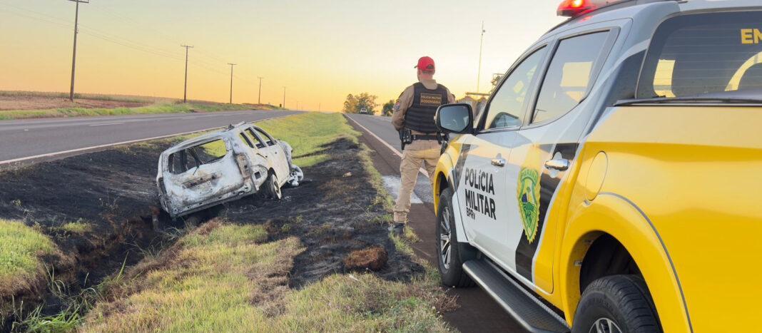 Carro fica totalmente destruído por incêndio após acidente