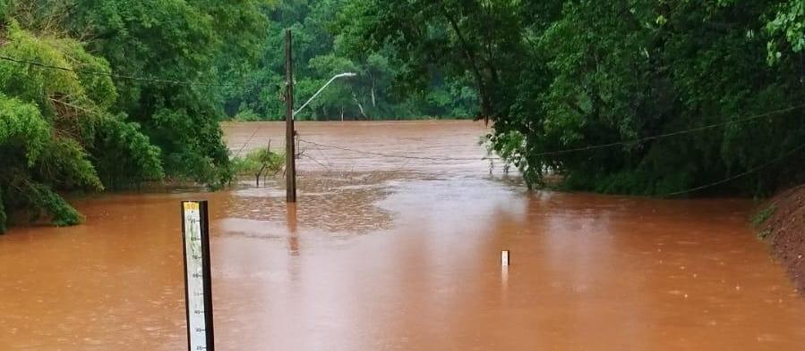 Nível do Rio Ivaí sobe e deixa moradores de chácaras em alerta