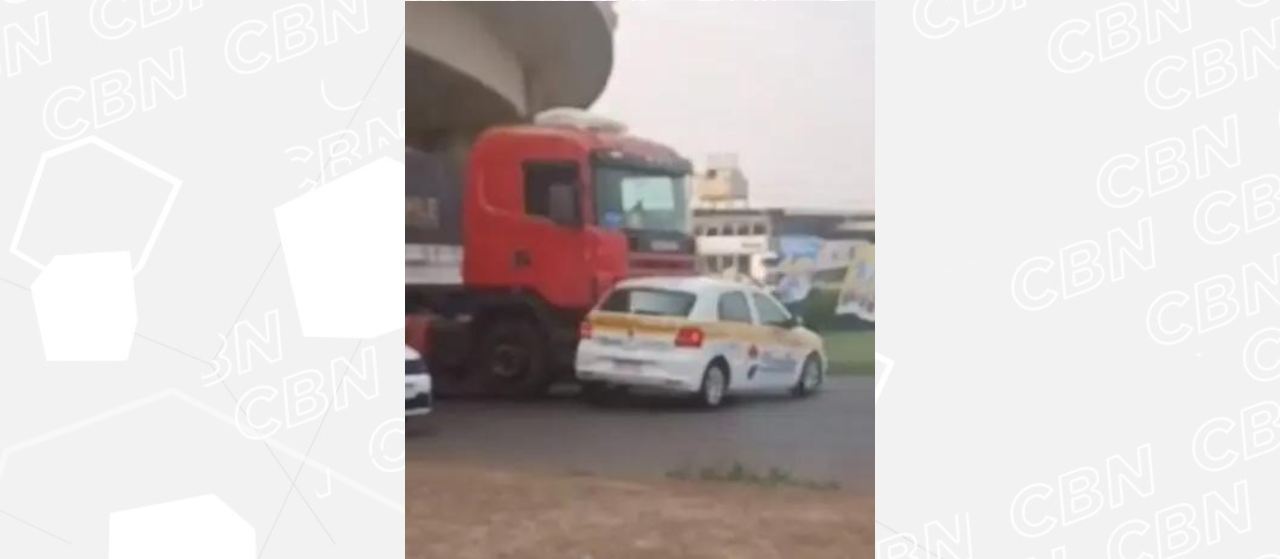 Carro de autoescola é arrastado por carreta entre Maringá e Sarandi