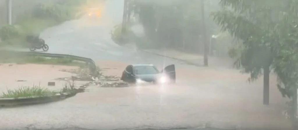 Chuva forte provoca pontos de alagamento em Maringá; veja vídeos