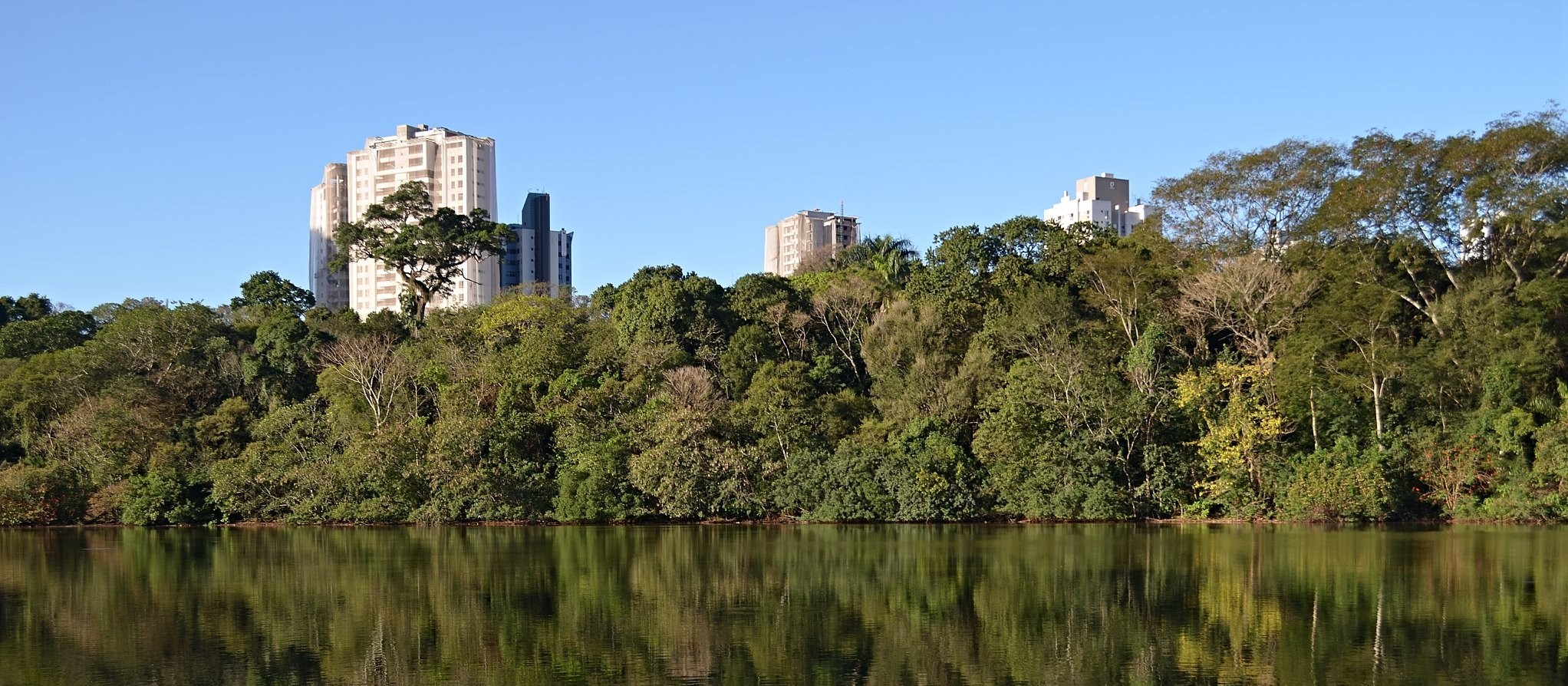 Terça-feira (24) com céu limpo e calor em Maringá