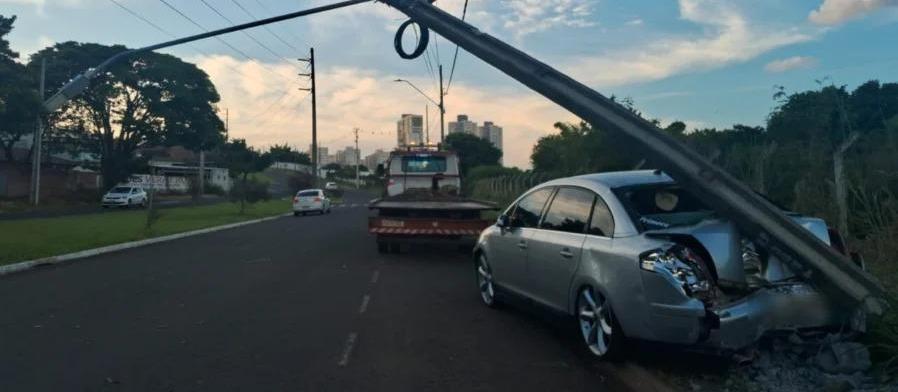 Carro se solta de guincho e atinge poste em cena impressionante em Maringá