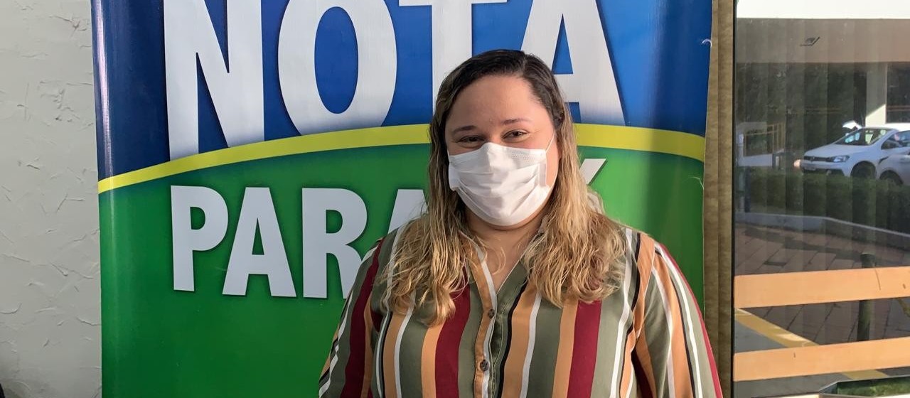Milionária de Maringá recebe cheque do Nota Paraná