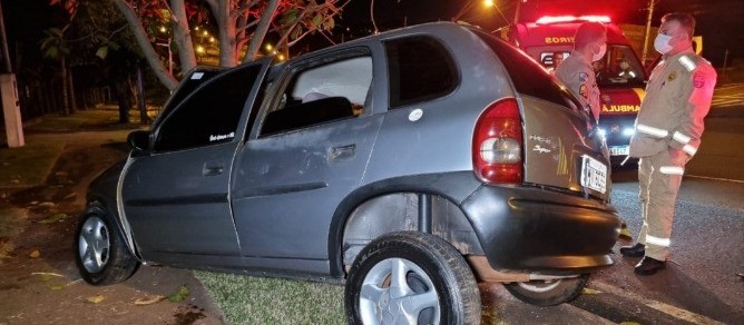 Carro dirigido por adolescente bate contra árvore e 5 pessoas ficam feridas