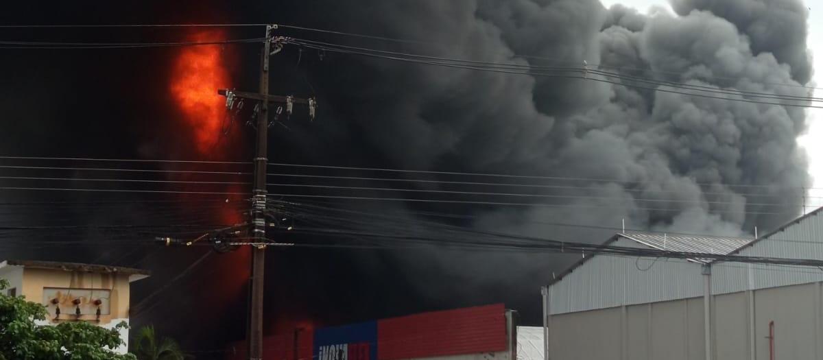 Incêndio atinge distribuidora de peças de caminhão em Maringá