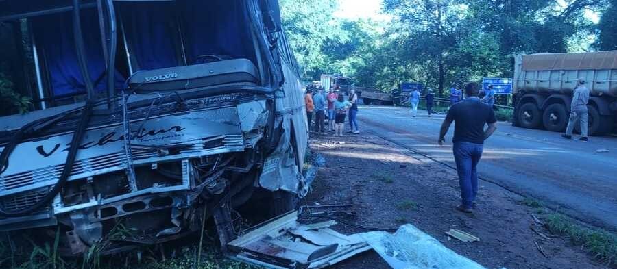 Colisão frontal entre caminhão e ônibus deixa feridos na região