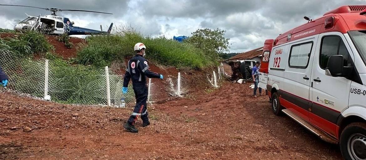 Micro-ônibus com 15 trabalhadores tomba em estrada rural de Céu Azul