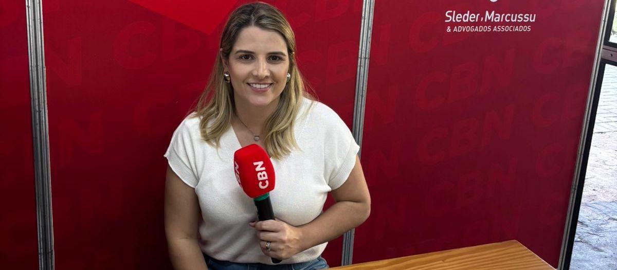 Vereadores fazem plantão para atender a população no estande da Feira