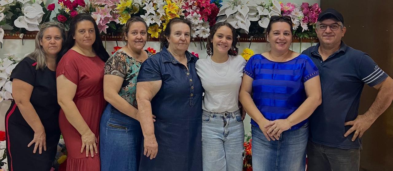 Finados: a história da família que há 30 anos vende flores artificiais