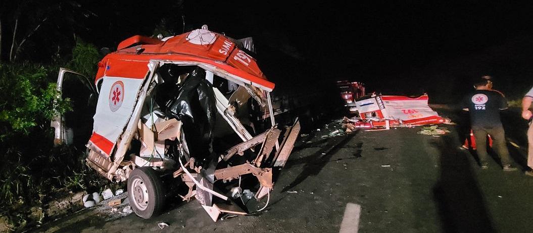 BR-476: acidente entre caminhão e ambulância do Samu deixa 4 mortos e 2 feridos