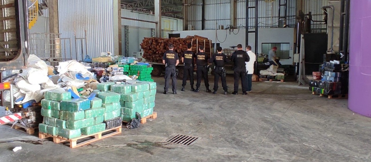Polícia Federal em Guaíra incinera 12 toneladas de drogas