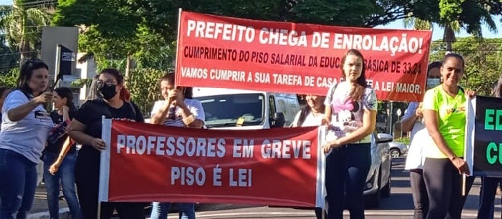 Professores da rede municipal de ensino de Umuarama entram em greve