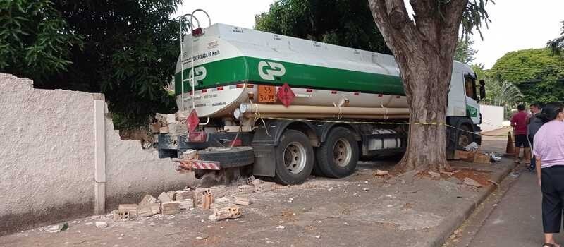 Motorista sofre infarto e caminhão atinge muro de casa em Maringá
