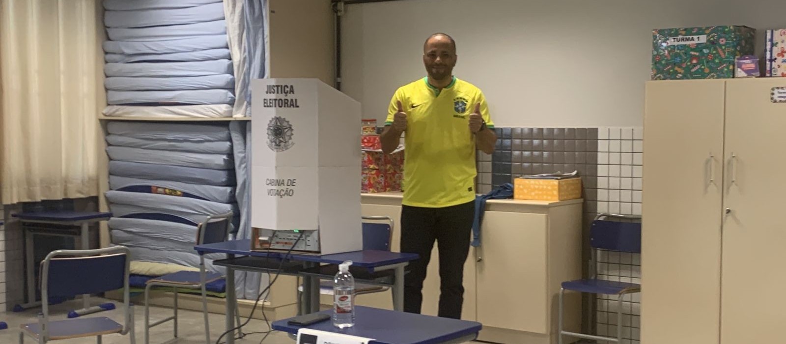 Deputado Do Carmo vota na Escola Helenton Borba Cortes em Maringá