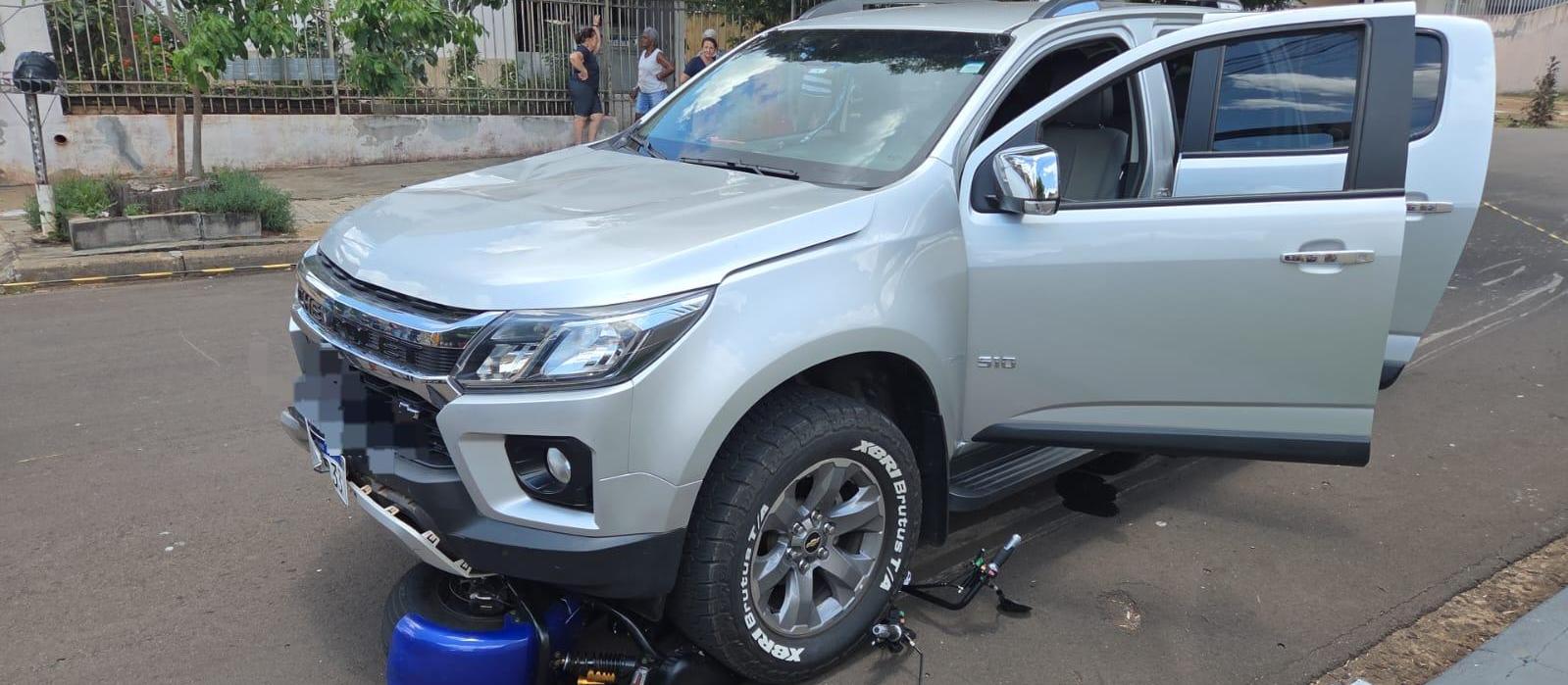 Adolescente em moto elétrica fica ferido em acidente em Maringá