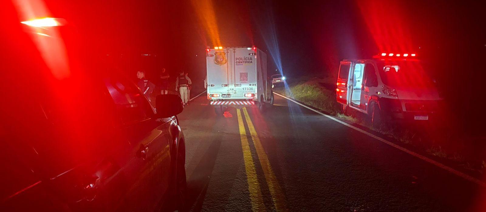 Motocicleta bate de frente em caminhão e piloto morre na PR-458