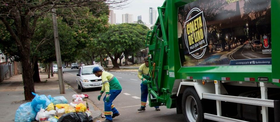 Ouvinte diz que coletores não estão recolhendo o lixo da lixeira dele