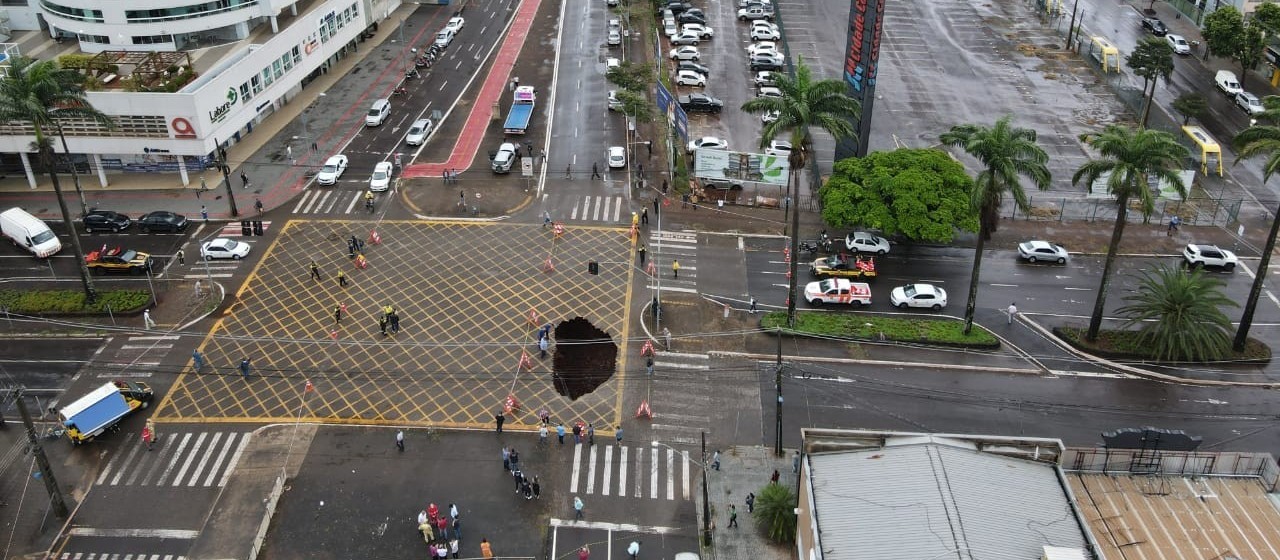 Sanepar diz que não há previsão de conclusão de reparo na Avenida Paraná