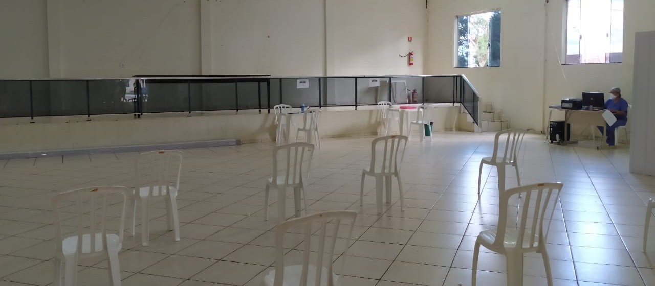 Cidade da região monta ambulatório em salão paroquial por falta de leitos