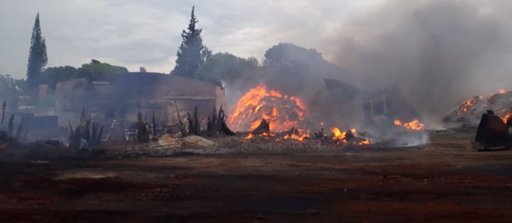 Incêndio destrói barracão onde funcionava uma marcenaria em Maringá