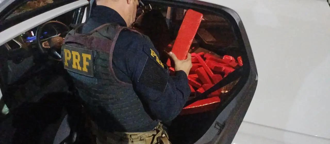 Motorista abandona carro, foge a pé e PRF apreende quase 200 kg de maconha na BR-376