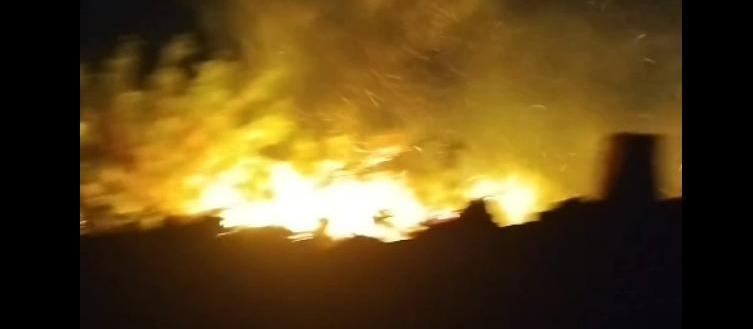 Fogo destrói madeira em Pedreira Municipal