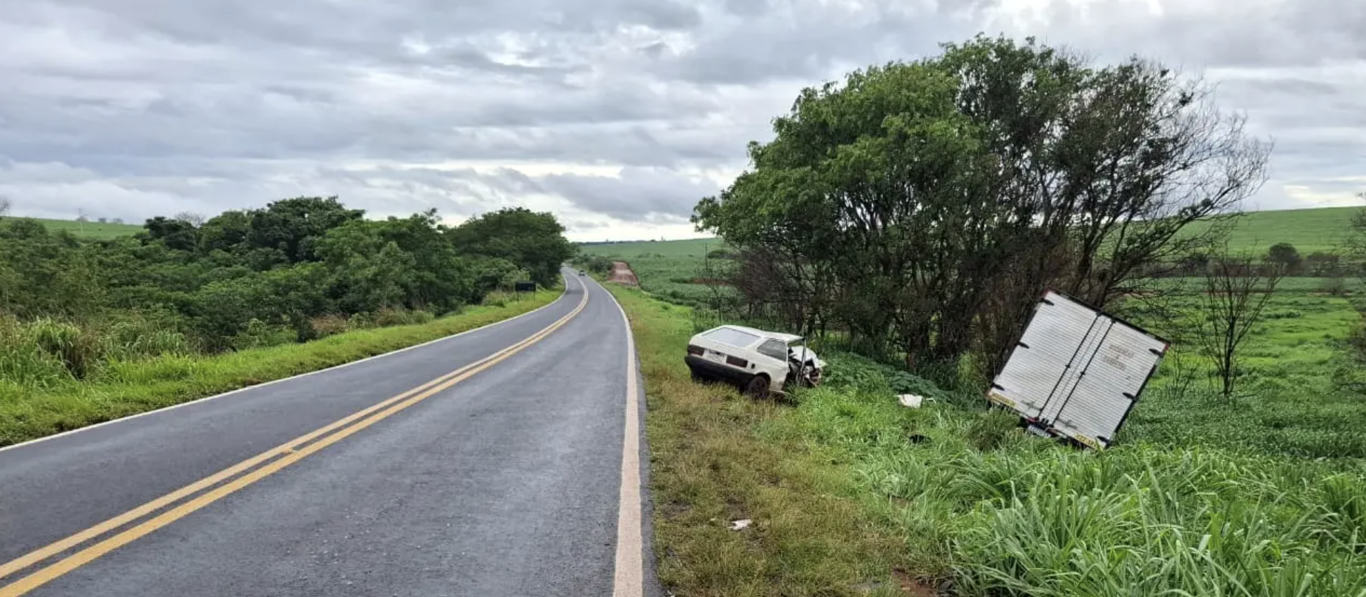 Acidente entre carro e caminhão deixa um morto na PR-317