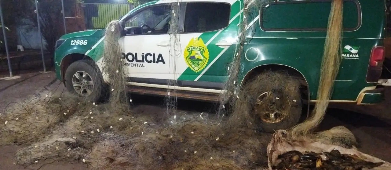 Polícia flagra pesca predatória e apreende 950 metros de redes no Rio Ivaí