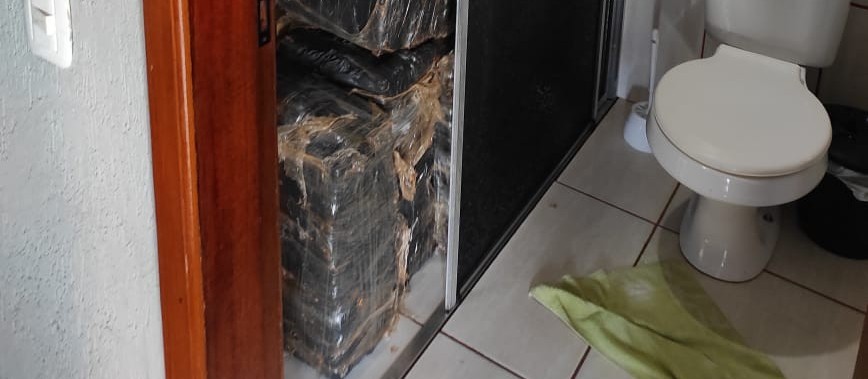 Polícia encontra quase uma tonelada de maconha escondida em box de banheiro