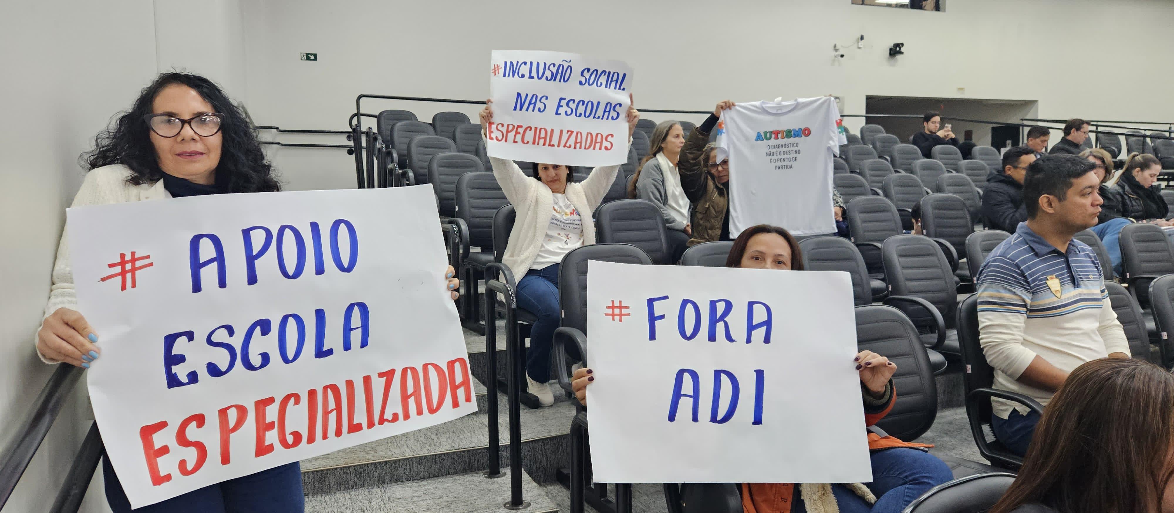 Mães protestam contra ação que pode prejudicar as Apaes