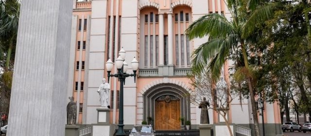 Catedral de Campo Mourão fecha após invasão, roubo e ameaças
