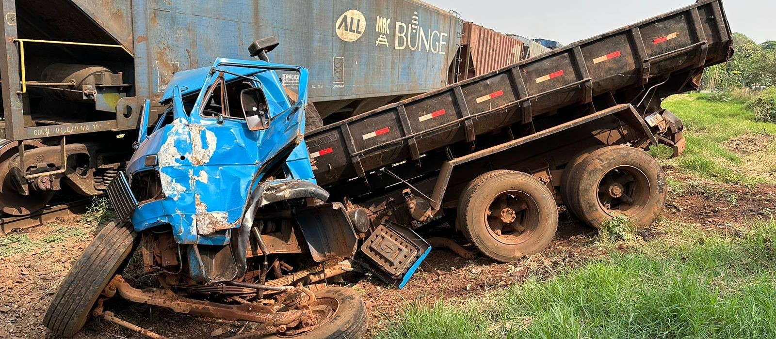 Caminhão é atingido por trem em Sarandi