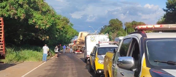 Caminhão se desprende, esmaga cabine de guincho e mata motorista