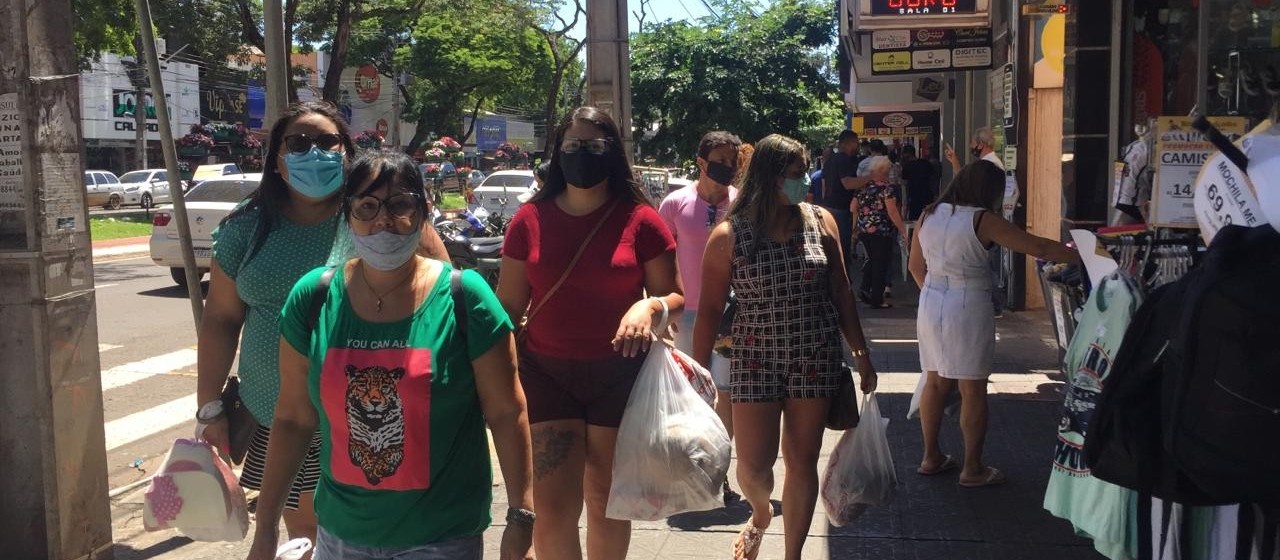 Consumidores que deixaram as compras para última hora movimentam as lojas em Maringá