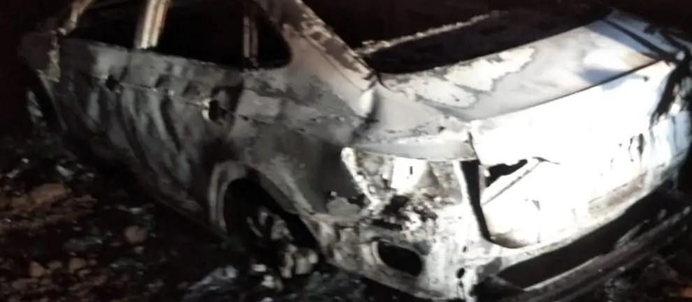  Carro encontrado queimado pode ser o utilizado no roubo de armas em transportadora, diz polícia