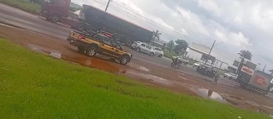 Batida entre carro e caminhão complica trânsito no Contorno Sul, em Maringá