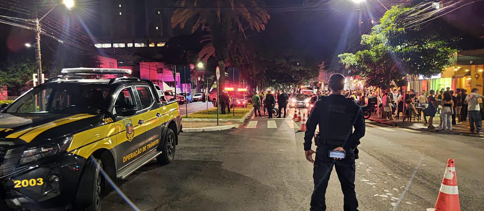 27 veículos são removidos e 80 multas aplicadas em fiscalização