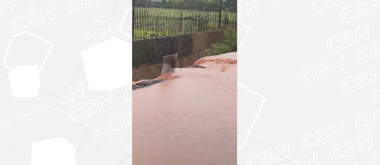 Chuva causa transtorno em acesso de condomínio na PR-317