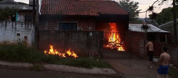 Casa pega fogo no Jardim Hortência I