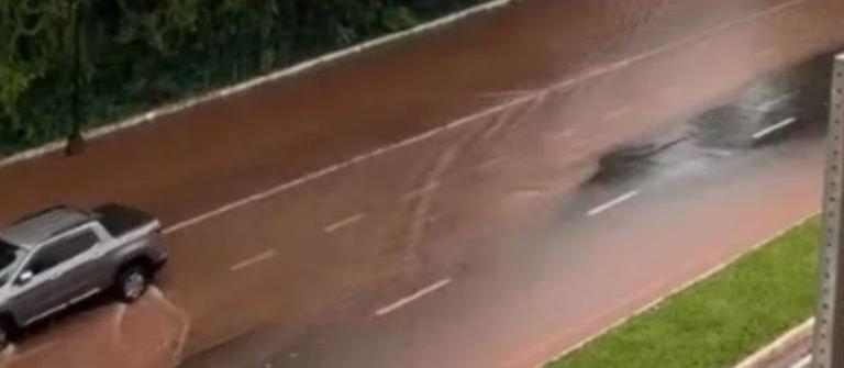 Chuva intensa provoca alagamento no entorno do Parque do Ingá; Simepar registra 23 mm