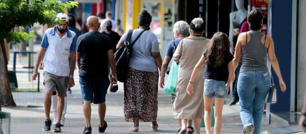 Comércio de rua, shoppings, serviços públicos, bancos… o que abre e fecha na semana do Ano Novo em Maringá