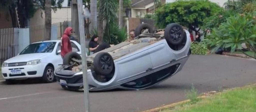Carro capota ao bater em veículo estacionado na região da Avenida Gastão Vidigal, em Maringá