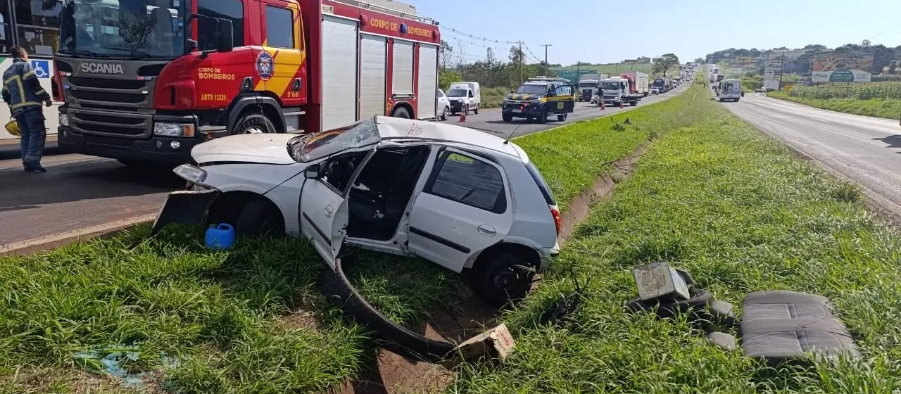 Idoso de 87 anos é socorrido em estado grave após capotar carro na BR-376