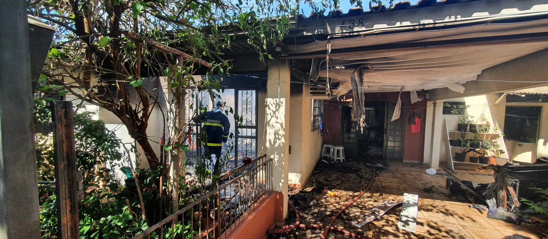 Casa de alvenaria pega fogo na Vila Morangueira, em Maringá