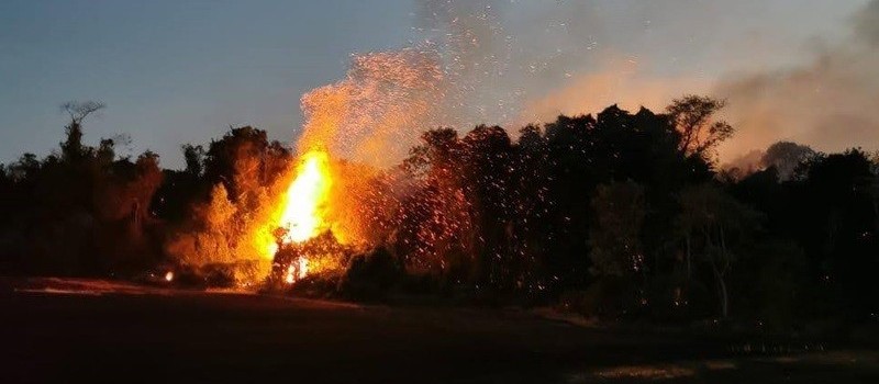 Incêndio atinge cemitério desativado e gera prejuízos na região
